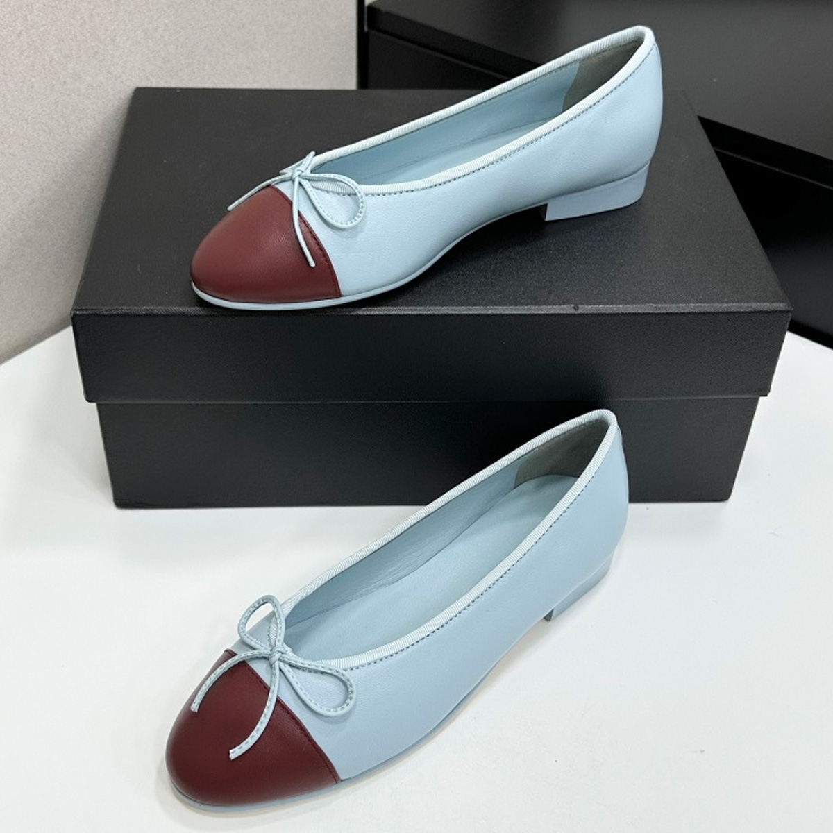 2026 Women's Two-Tone Cap-Toe  - Embroidery Flat Shoes avaliação e preço
