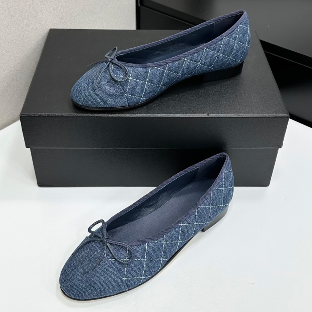 2026 Women's Two-Tone Cap-Toe  - Embroidery Flat Shoes avaliação e preço