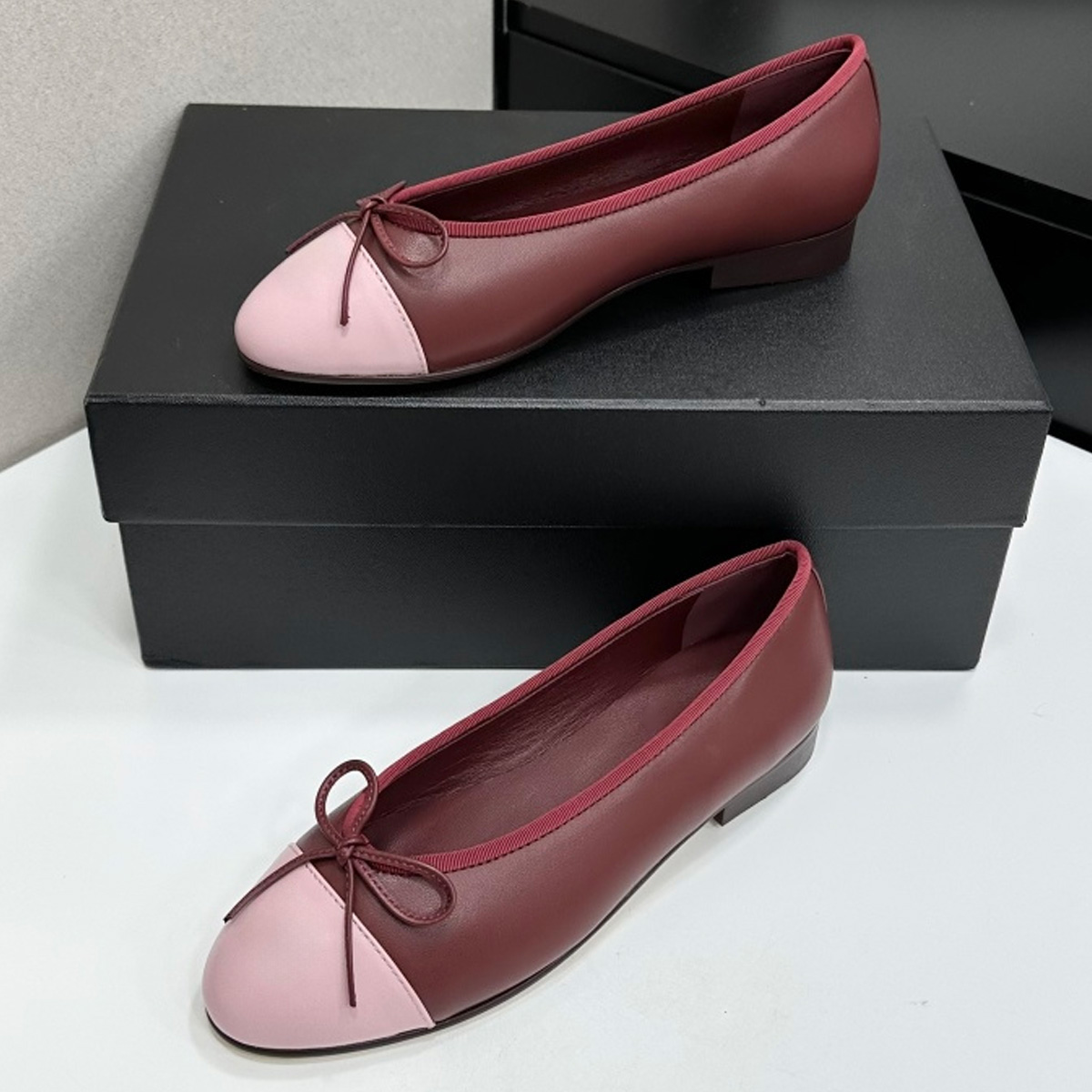 2026 Women's Two-Tone Cap-Toe  - Embroidery Flat Shoes avaliação e preço