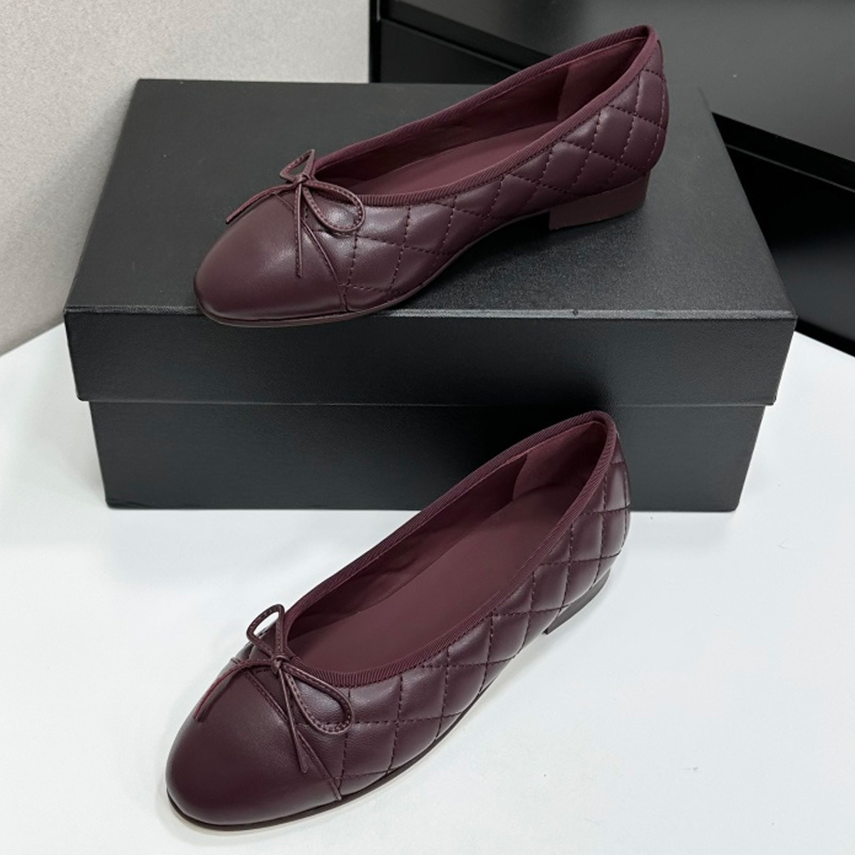 2026 Women's Two-Tone Cap-Toe  - Embroidery Flat Shoes avaliação e preço